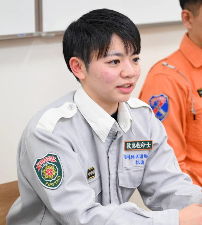 松浪さんがインタビューに答えている様子