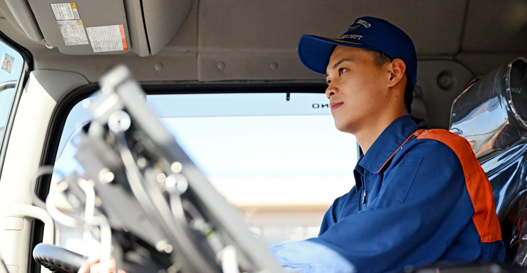 中村さんが消防車に乗っている写真