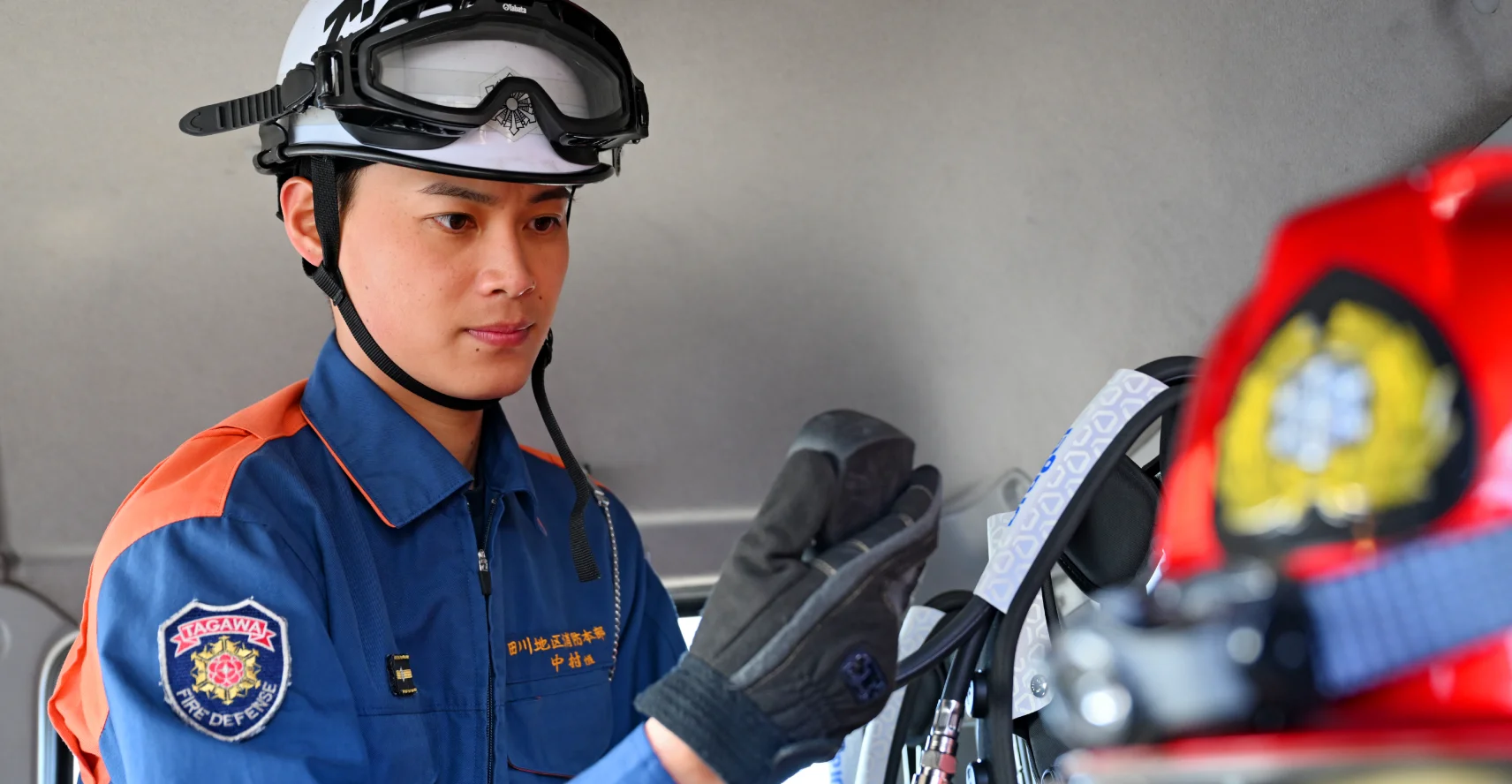 中村さんが車内で手に持った道具を確認している様子