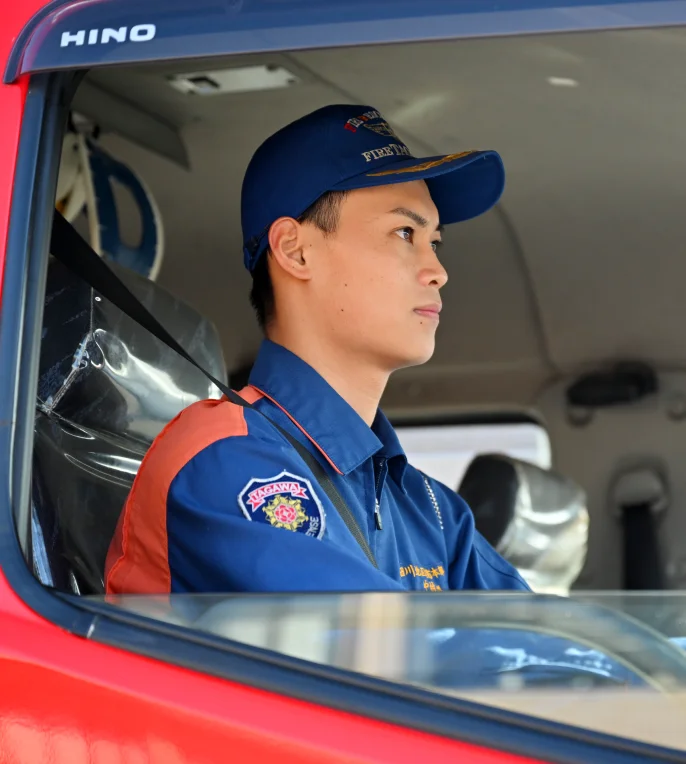 真剣な表情で消防車を運転する中村さんの様子