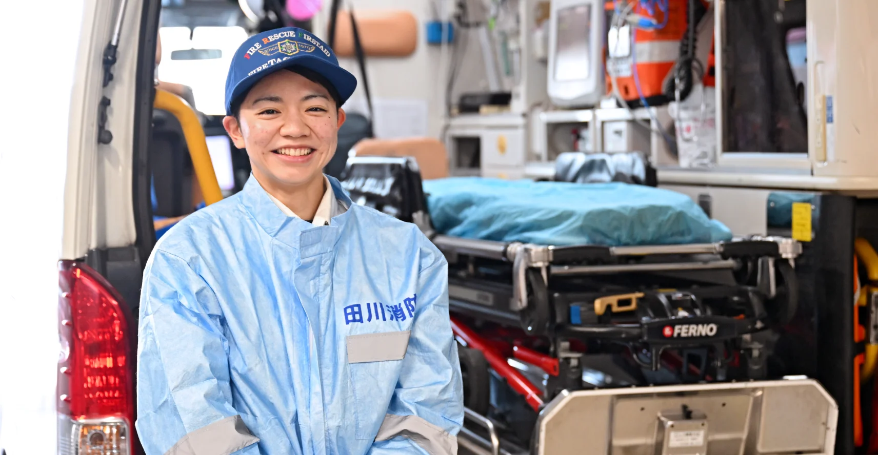 車の前に笑顔で立つ松浪さんの写真