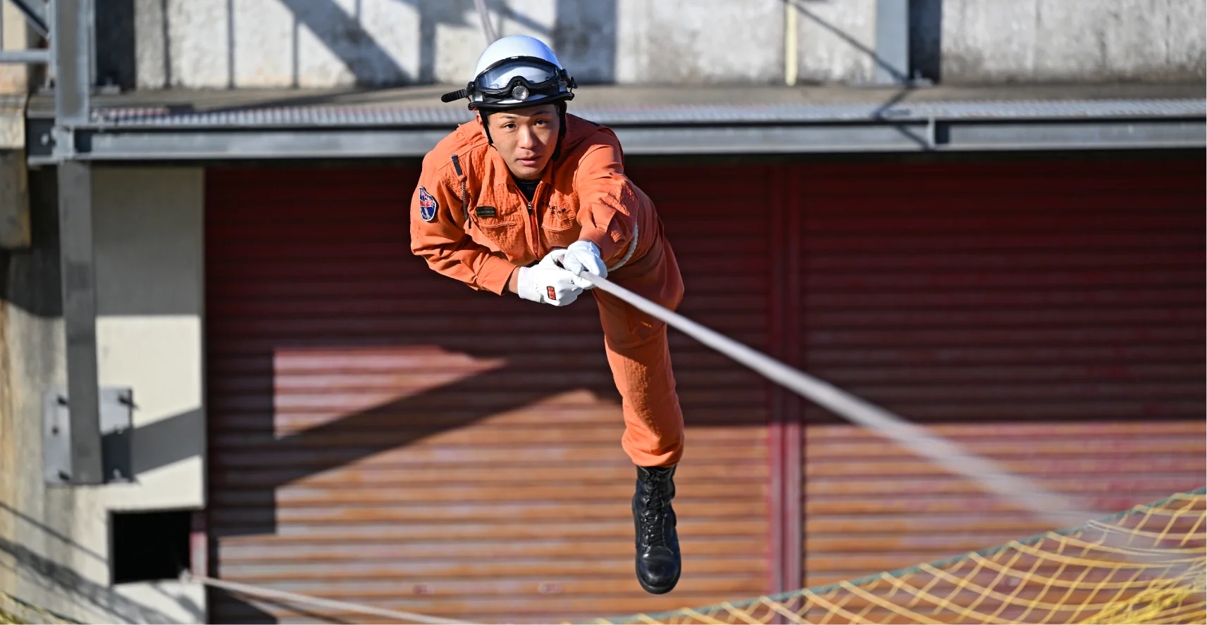 救助隊の人が、ロープに掴まり移動する様子