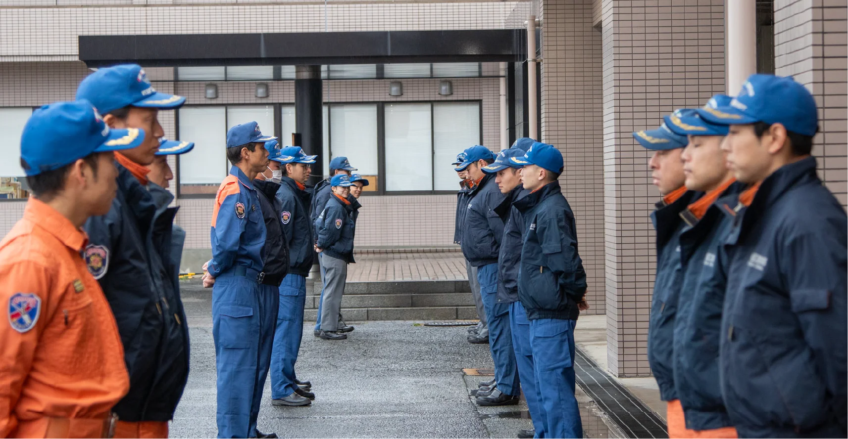 職員の方々が向かい合って並んでいる様子